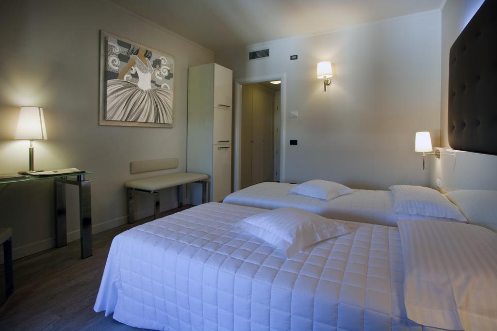 Hotel Desenzano Desenzano del Garda Rum bild